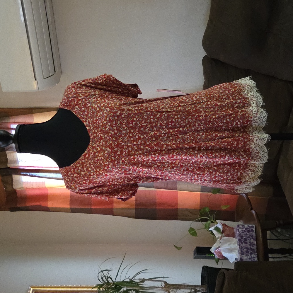 NWT Rewind Floral Top With Bottom Lace Accent